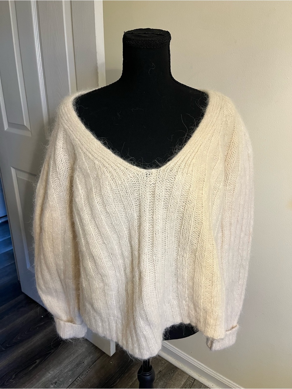 H&M Cozy V-Neck Ivory Wool and Alpaca Blend Women's Sweater